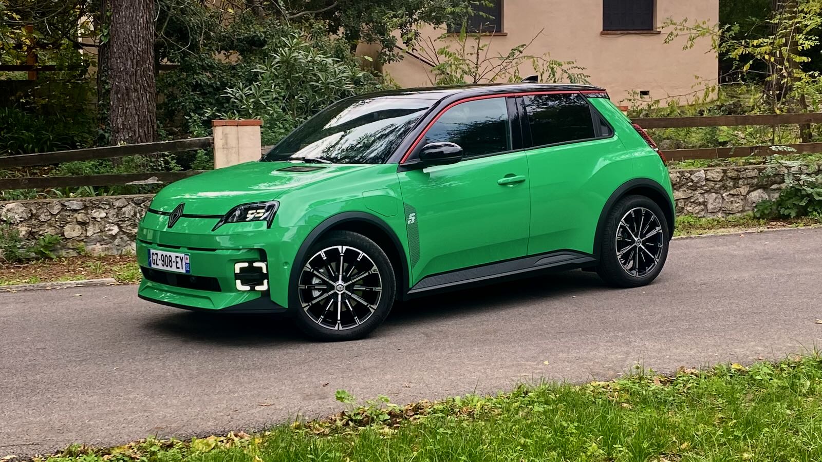 Primera prueba con el Renault 5 E-Tech. Busca popularizar los coches eléctricos con un precio de partida interesante y diseño icónico.