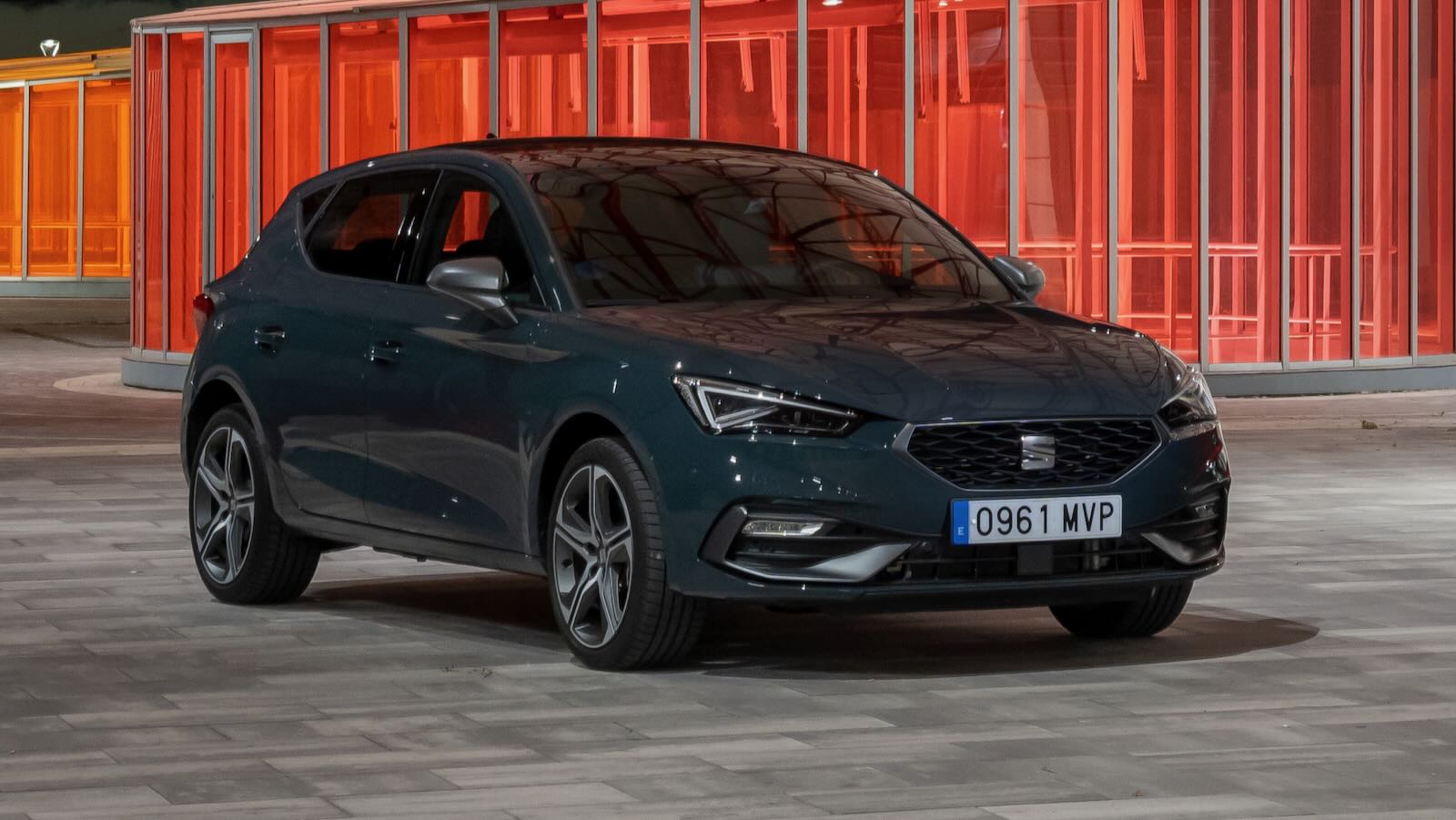 El Seat León e-Hybrid es la versión que abandera la puesta al día del modelo. Gana mucha autonomía eléctrica y tiene un precio competitivo.