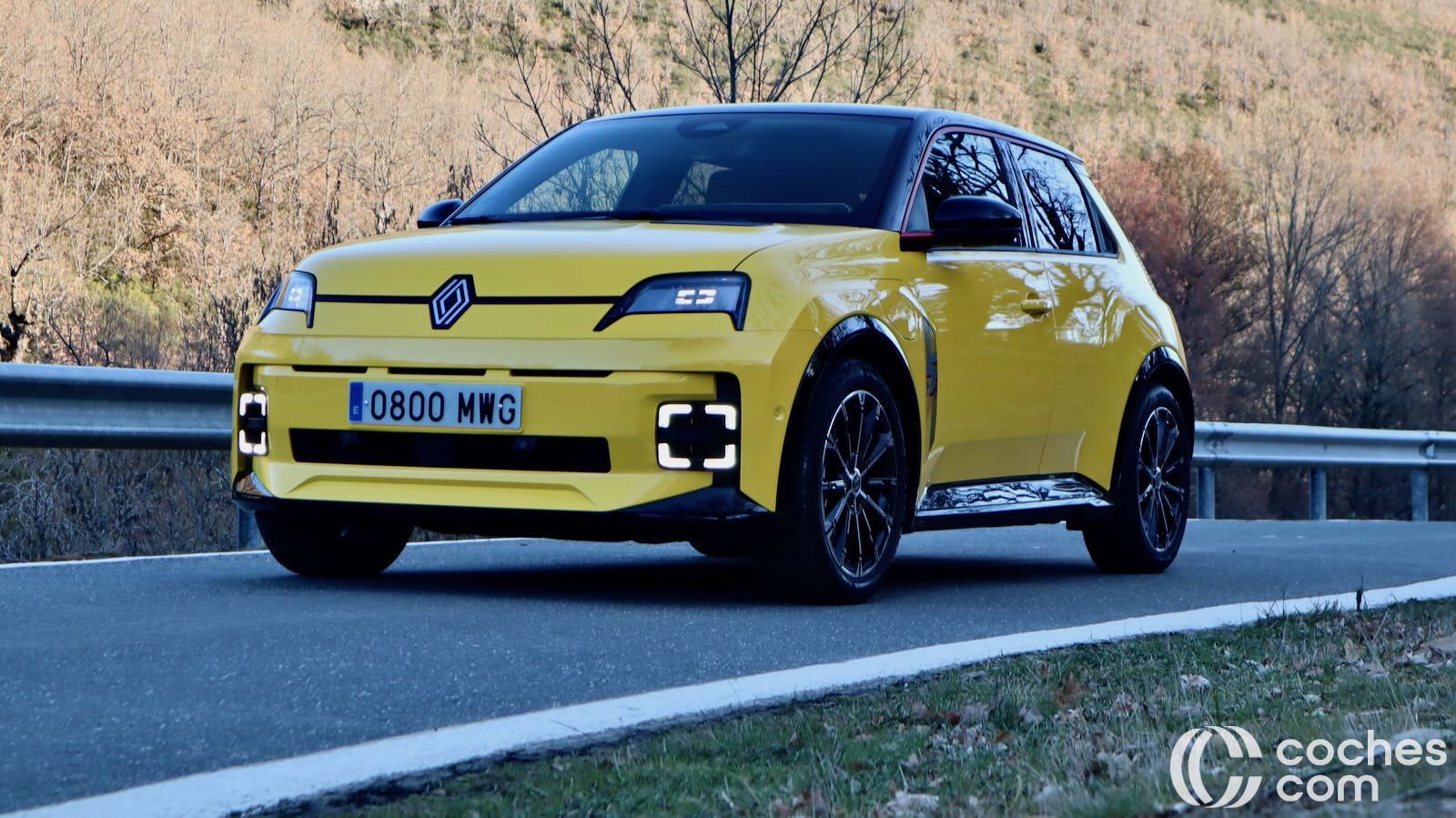 El Renault 5 2025 es un coche que enamora en lo estético por fuera y por dentro. Dinámicamente cumple muy bien pero: ¿puede ser coche único?