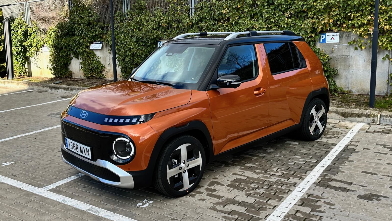 El Hyundai Inster es un pequeño SUV compacto con bastante autonomía, bien equipado y muy espacioso para sus pequeñas dimensiones exteriores.