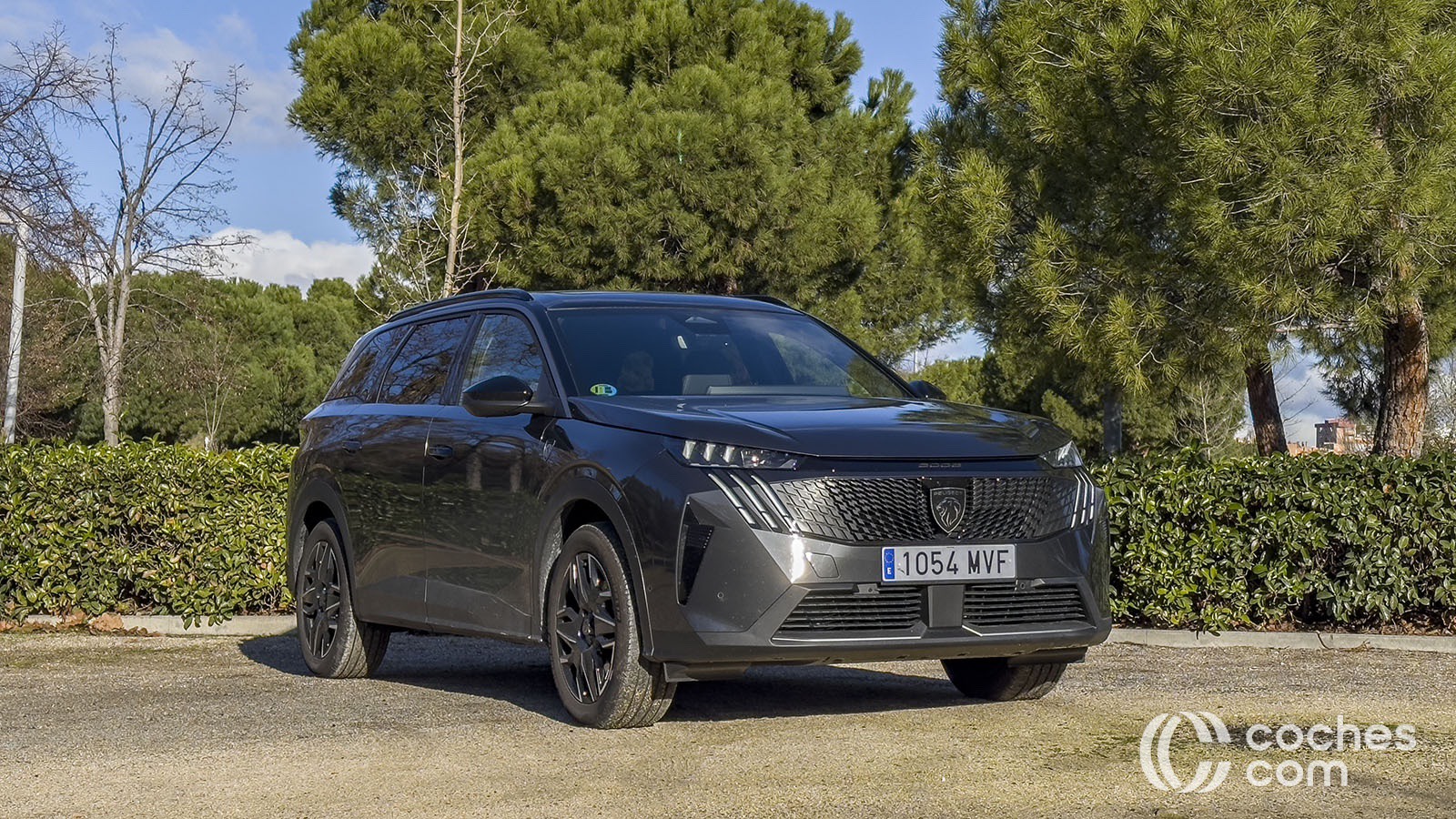 Ponemos a prueba al Peugeot 5008 Hybrid 136 CV e-DCS6, el SUV de siete plazas que tiene alma de monovolumen y muchas cualidades.