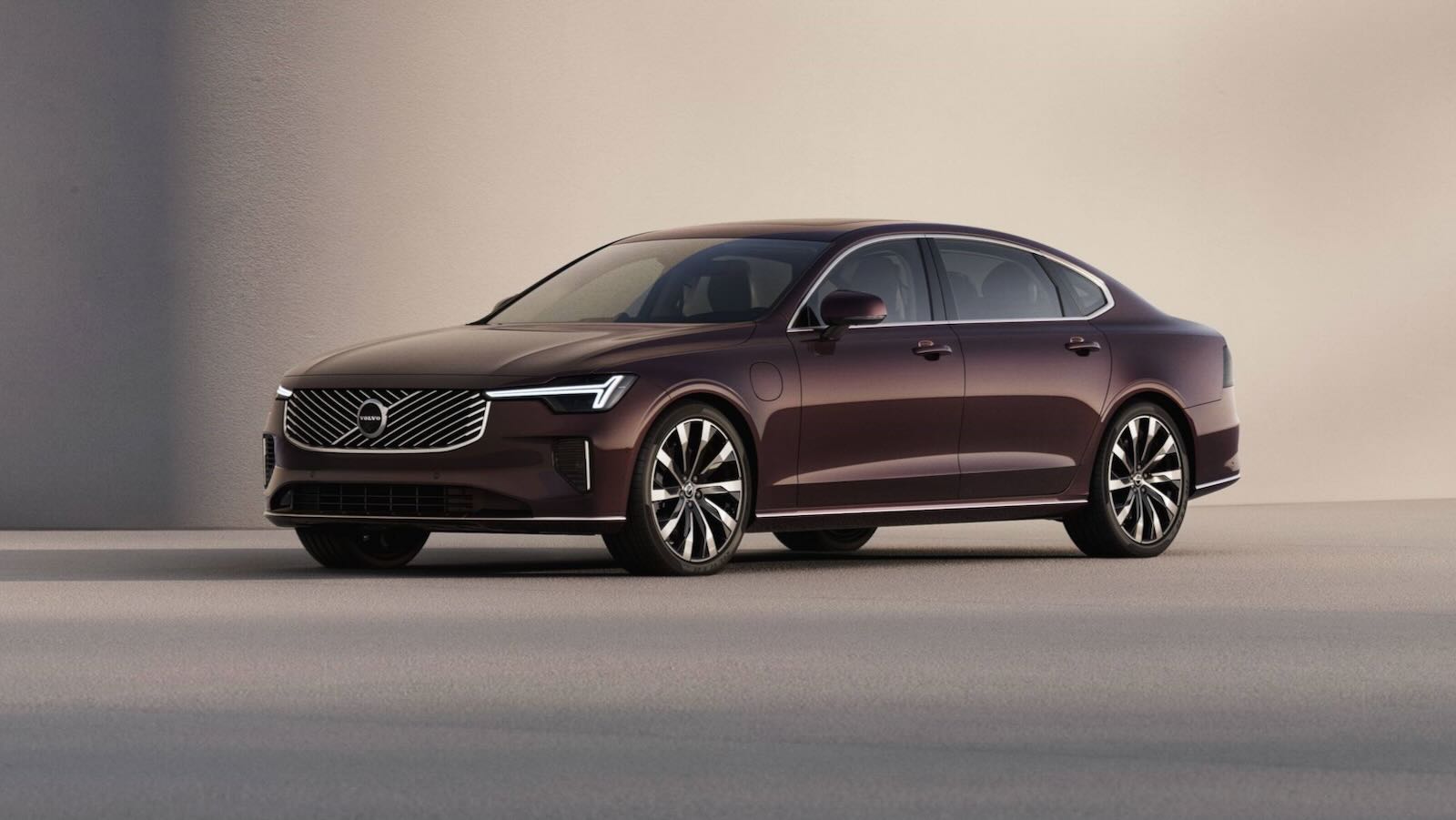Imagen de El Volvo S90 2025 renueva su diseño exterior, mejora el interior y avanza en conectividad. Disponible con motor micohíbrido o enchufable.