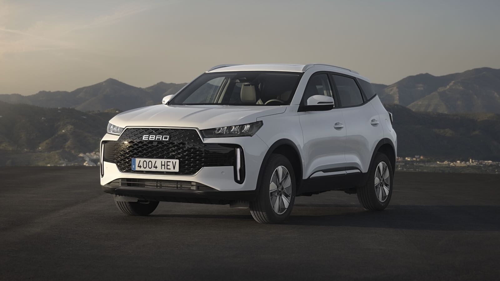 Imagen de El Ebro s400 2026 es un SUV pequeño con un sistema de propulsión híbrido convencional y que llega al mercado con dos niveles de equipamiento.