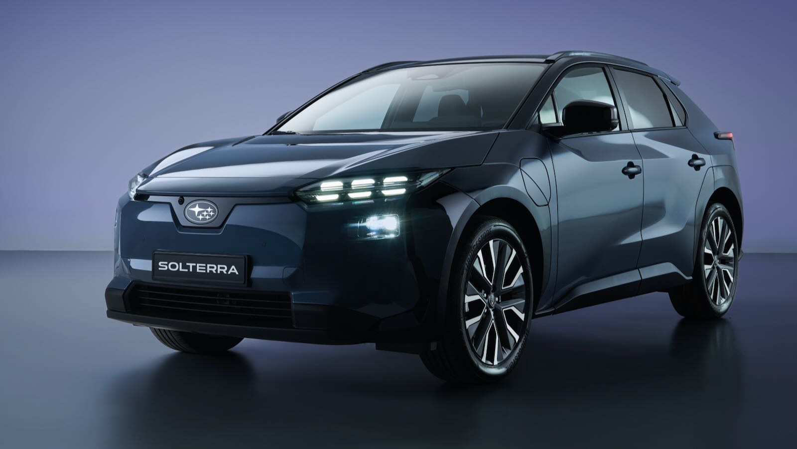 Imagen de El Subaru Solterra 2026 pone al día el SUV eléctrico de la marca con cambios estéticos, además de ganar autonomía y potencia de carga.