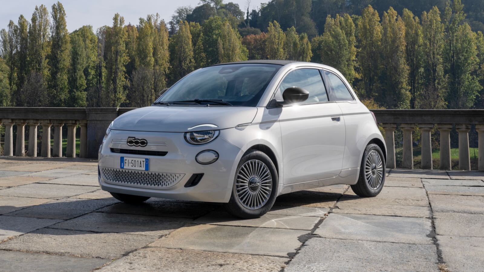 Imagen de El Fiat 500C 2026 pone al día al descapotable. A la versión eléctrica se suma ahora una híbrida y mejora ciertos detalles de su equipamiento.