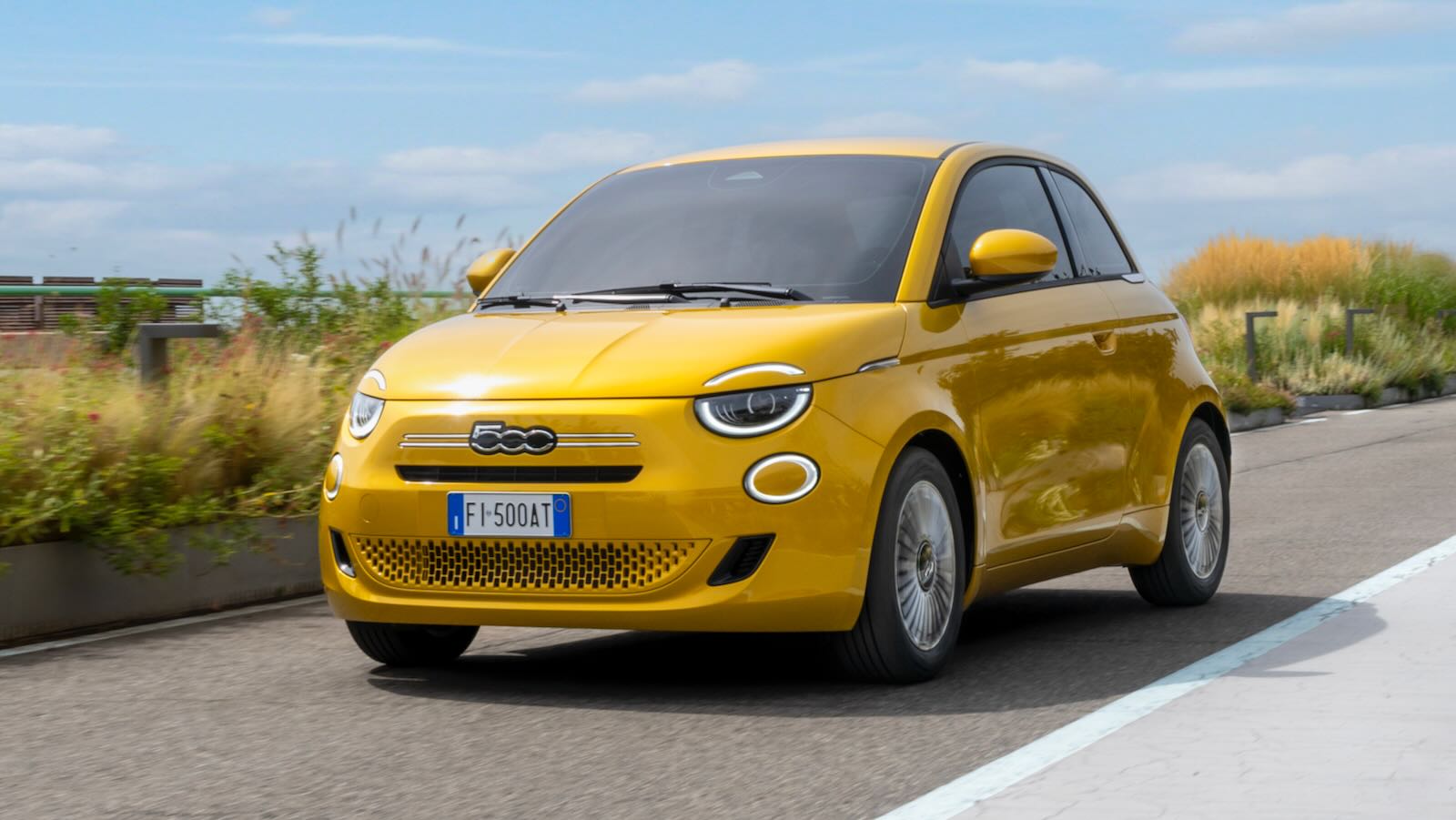 Imagen de El Fiat 500 2026 pone al día al pequeño y carismático modelo de la firma italiana. Además de eléctrico, puede elegirse híbrido con 65 CV.