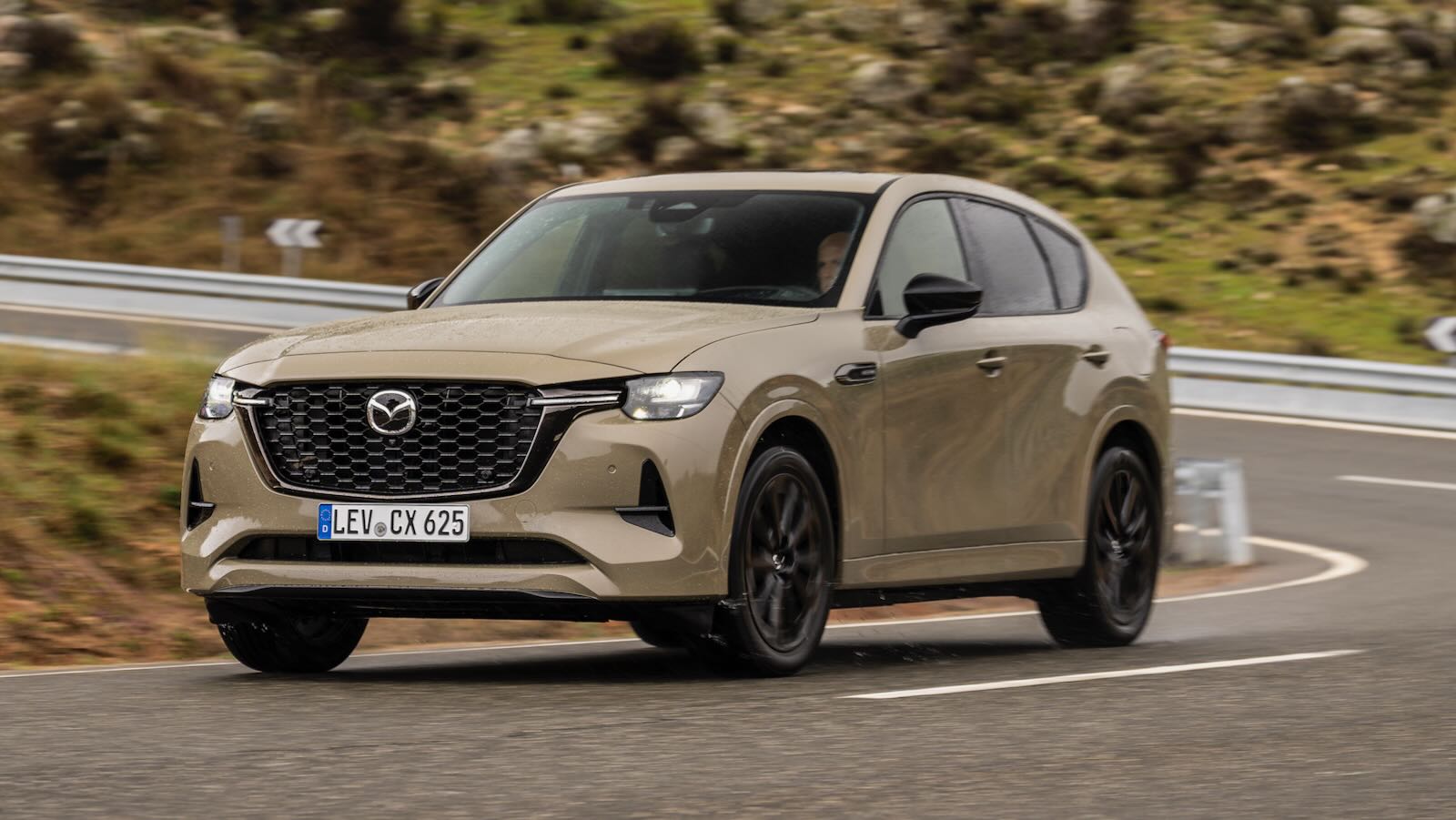 Imagen de El Mazda CX-60 2026 actualiza al SUV grande lanzado en 2022 con novedades tecnológicas y de diseño. Disponible con motores PHEV o diésel.