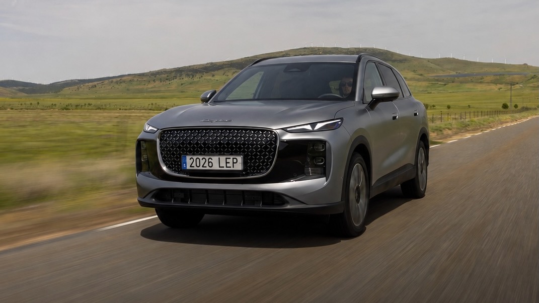 Imagen de El Lepas L8 2026 es el primer SUV de una marca china emparentada con OMODA | JAECOO que llega en formato híbrido enchufable desde 33.900 €.
