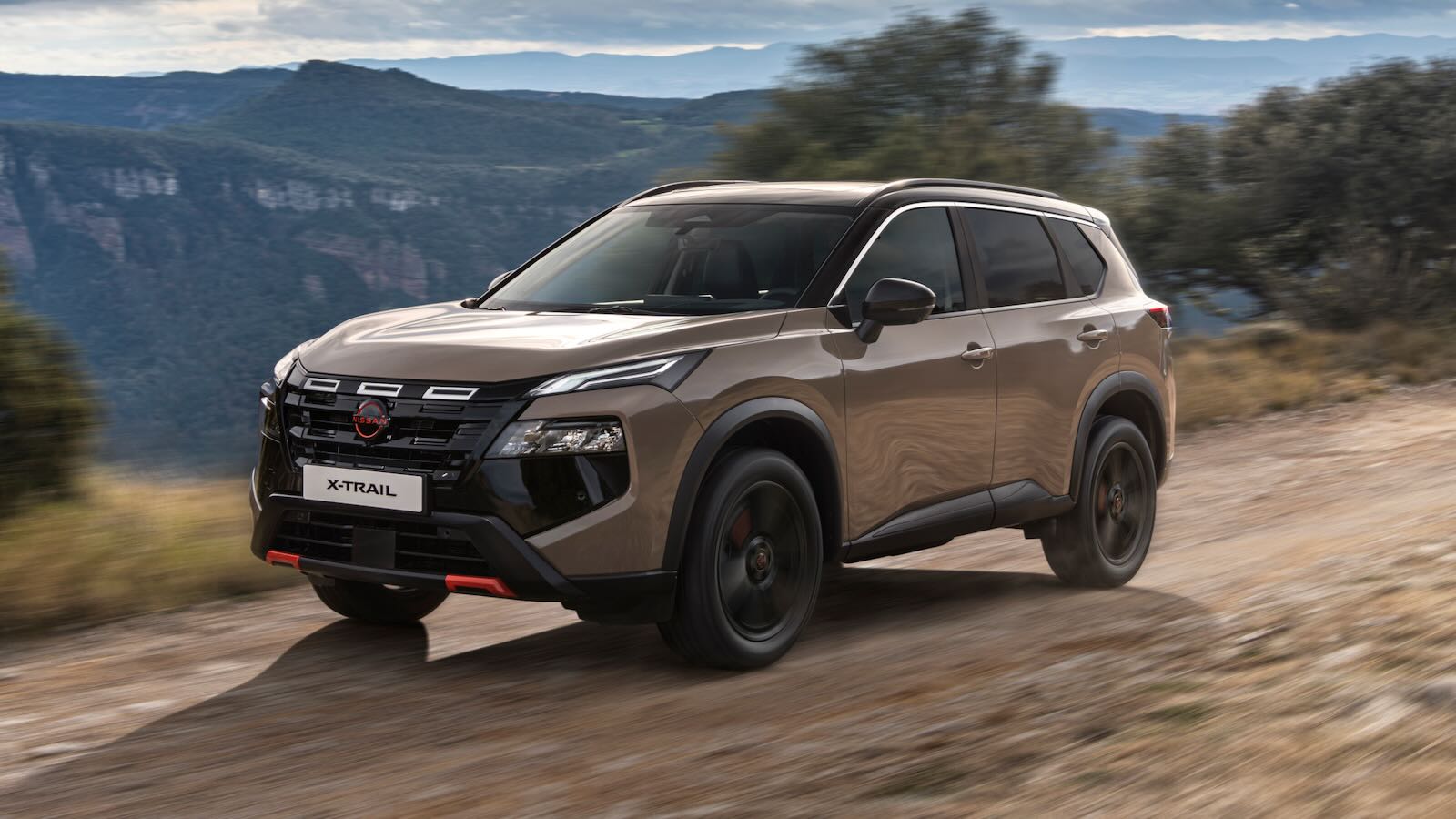 Imagen de El Nissan X-Trail 2026 actualiza al SUV grande con hasta 7 plazas. Disponible con motor híbrido y tracción total, mejora imagen y tecnología.